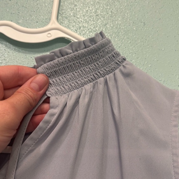 ⭐️ 3/$21 ⭐️Ann Taylor Gray Blue Sleeveless Blouse with Ruched Collar Size M​ - Picture 2 of 7
